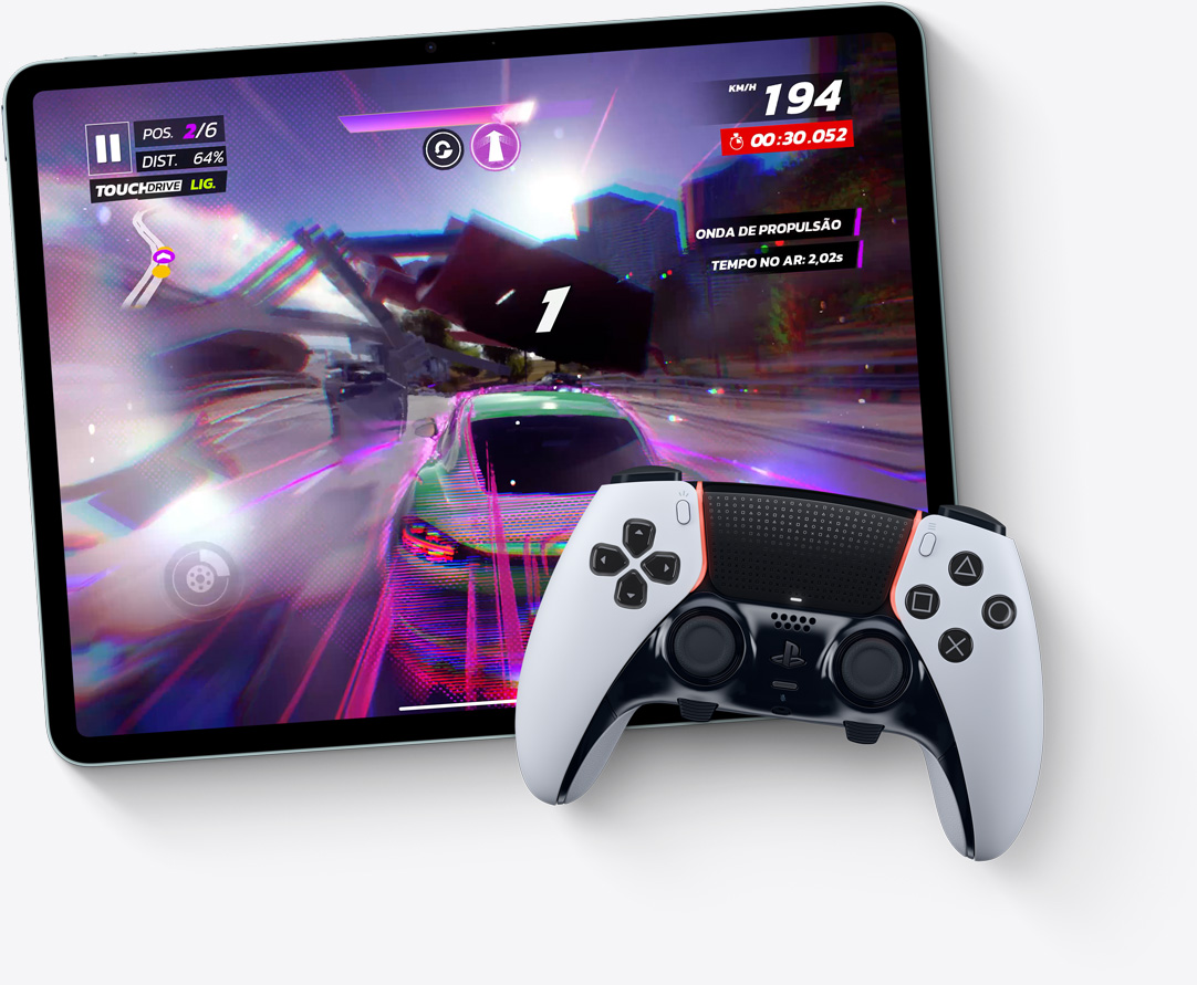 Imagem do iPad Air na horizontal e um controle de Playstation. A tela mostra o jogo Asphalt Legends Unite.