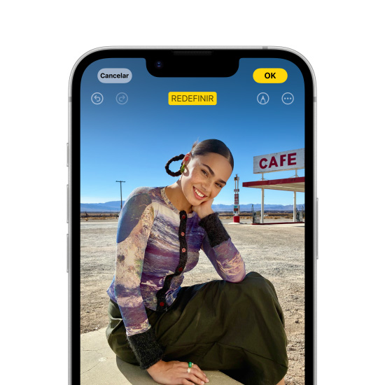 Ferramenta de Limpeza da Apple Intelligence destacando um objeto no segundo plano de uma foto no iPhone 16e.