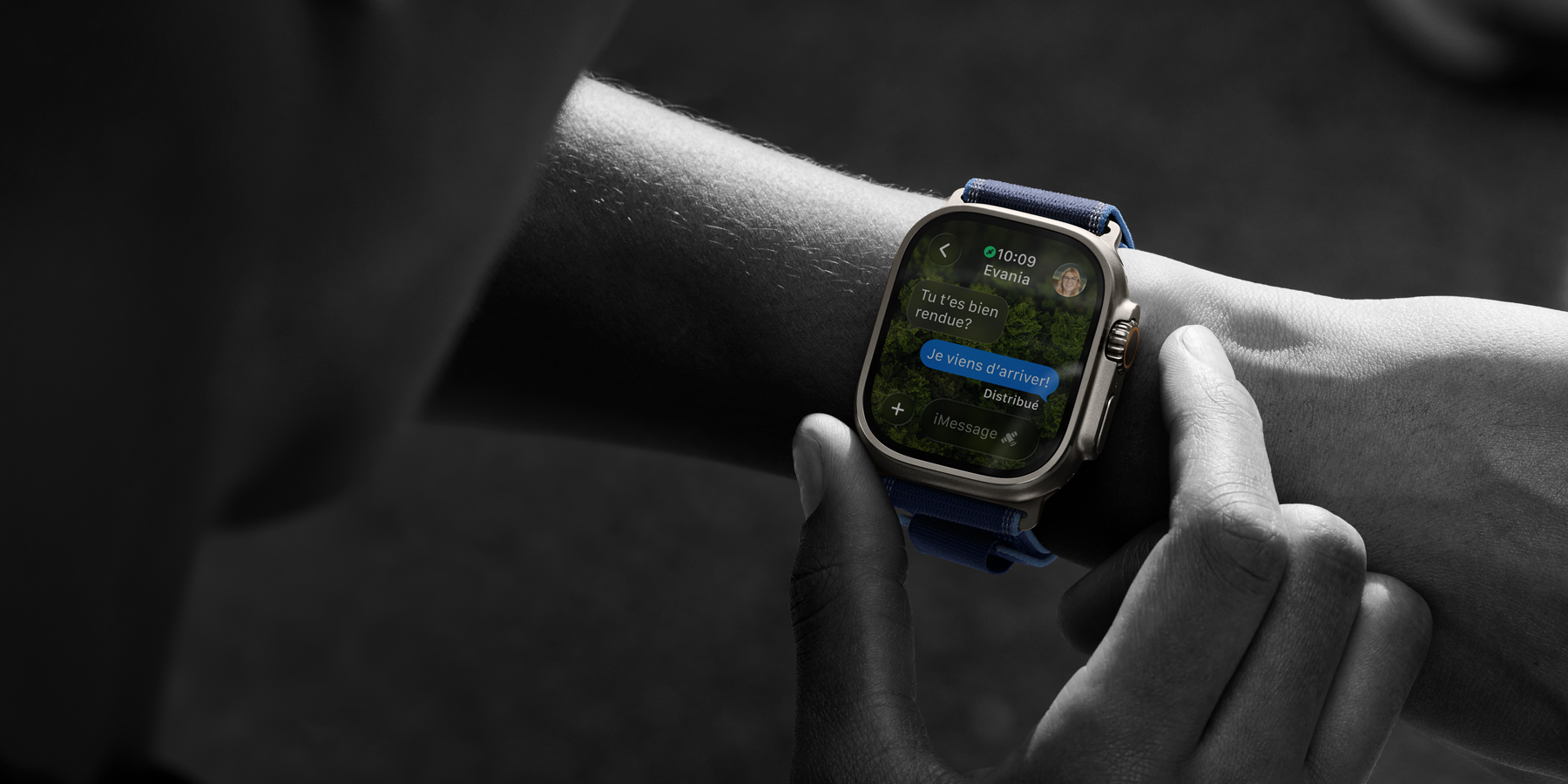 Une personne lit un texto dans Messages sur Apple Watch Ultra 3