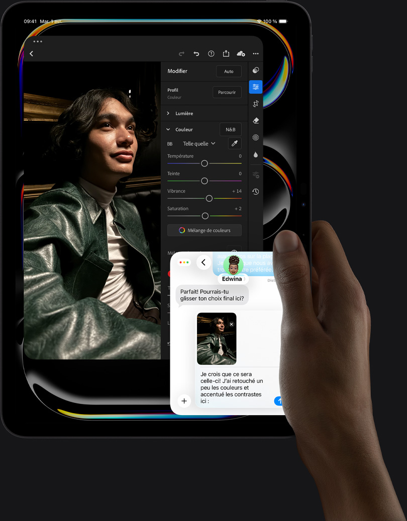 Un iPad Pro, face avant, orientation portrait, noir infini, main droite tenant l’appareil, écran affichant une app de retouche photo avec image d’une personne portant un manteau de cuir, outils de retouche et curseurs, conversation iMessage en cours entre deux personnes qui parlent de la photo