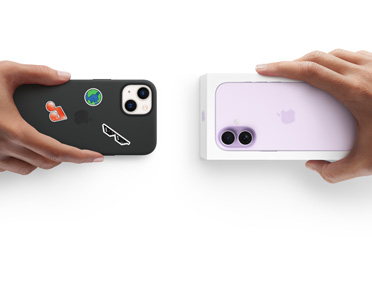 Una mano sostiene un iPhone 13 en una carcasa de silicona con stickers en la parte trasera y, al lado, una mano sostiene una caja con un nuevo iPhone 17 para hacer el Trade In