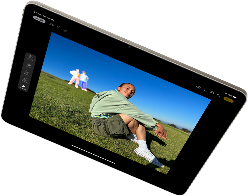 iPad Air en horizontal que muestra Apple Intelligence con la herramienta Borrador en la app Fotos