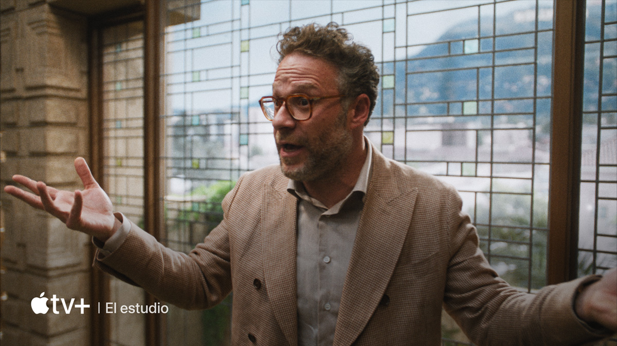 Un televisor de pantalla plana muestra un video con todos los servicios de Apple disponibles en el Apple TV