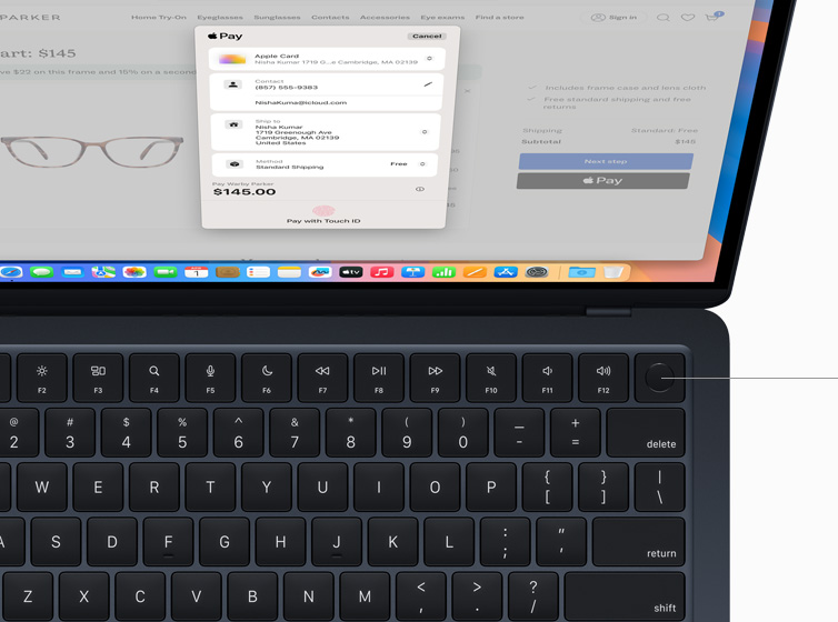 Uživatel potvrzuje platbu za online nákup na MacBooku Air pomocí Touch ID
