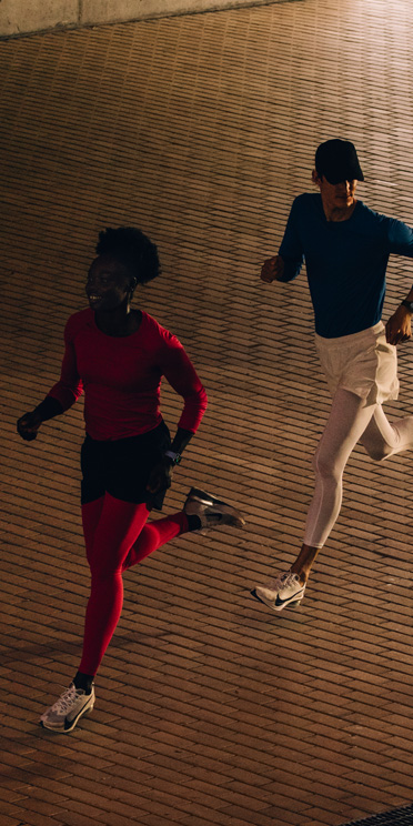 Běžci trénují s Apple Watch Series 11.