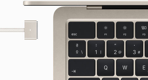 MacBook Air en blanco estrella con cable de carga MagSafe a juego