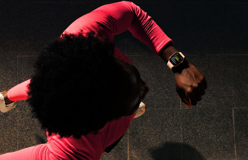 Iemand bekijkt de voortgang in de Work‑out-app op Apple Watch Series 11 tijdens het hardlopen
