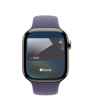 Vista lateral direita do Apple Watch Series 11, com caixa em titânio dourado, Apple Pay, Digital Crown e Bracelete desportiva roxo névoa