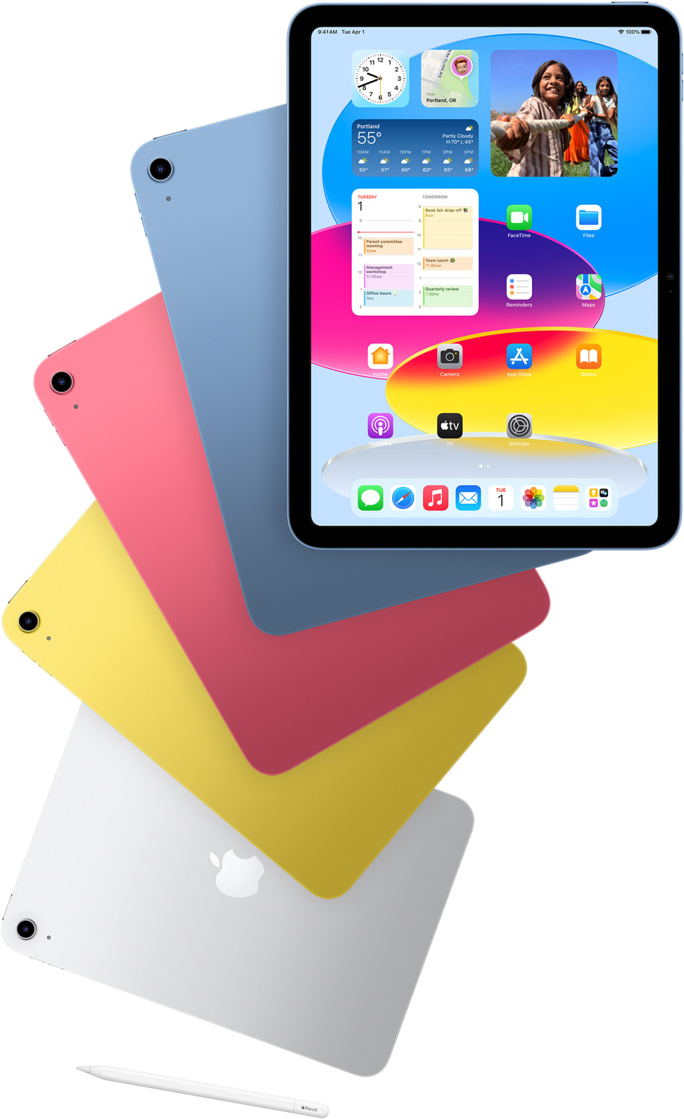 Vorderansicht des iPad mit dem Homescreen und Rückansichten von iPad Modellen in Blau, Pink, Gelb und Silber. Ein Apple Pencil liegt neben den angeordneten iPad Modellen.