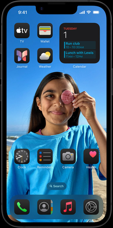 iPhone 16e omringd door apps als Mail, WhatsApp, Safari, Apple Kaarten, Apple Music, Foto’s, Notities en Woning