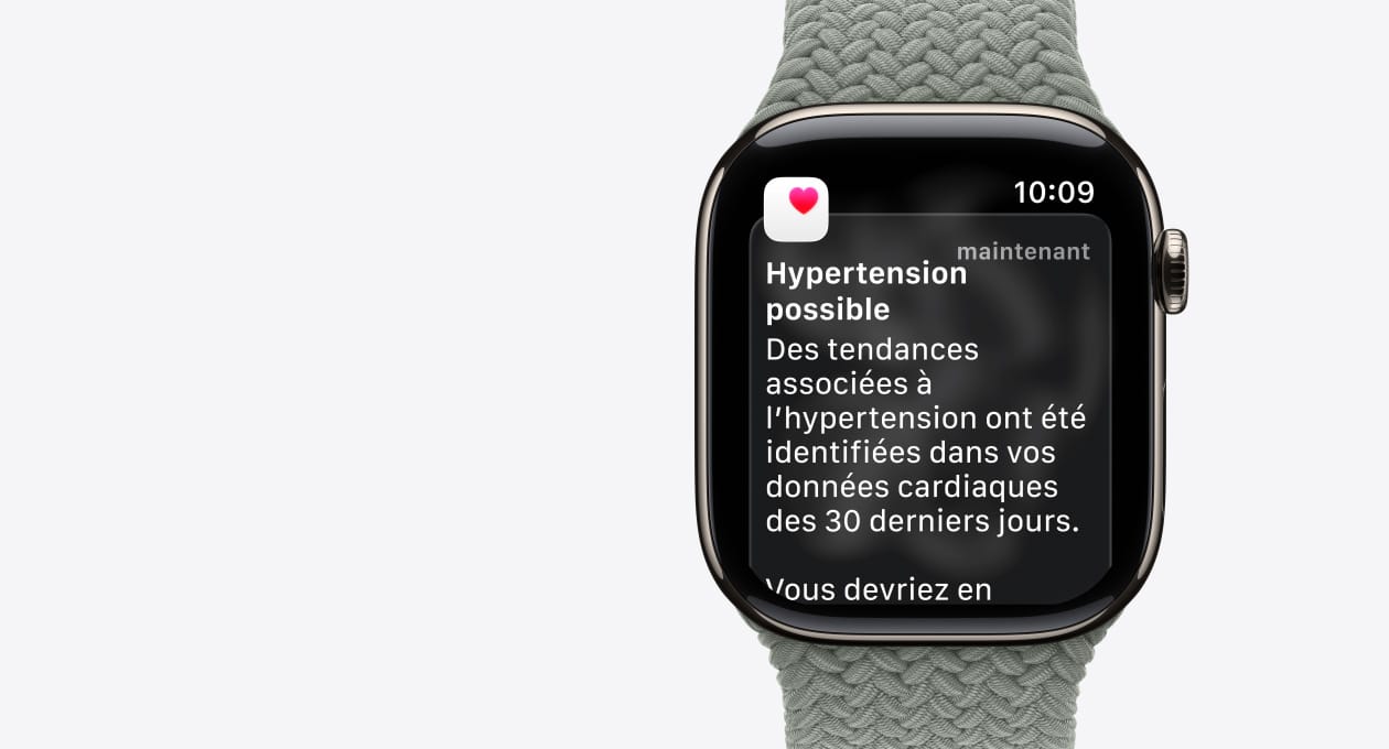 Apple Watch Series 11, couleur or, boîtier en titane, notification d’hypertension possible, cœur rose dans carré blanc, côté droit, Digital Crown, bracelet, Boucle unique tressée gris vert