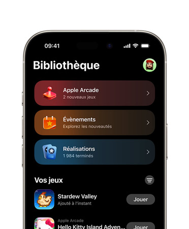 iPhone, moitié supérieure de l’écran affichant la mise en page de l’app Jeux, y compris l’onglet Bibliothèque, Apple Arcade, la section Évènements, Réalisations et la section Tous les jeux