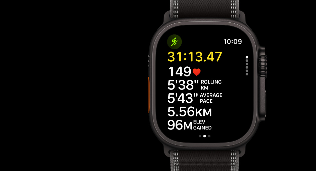 Apple Watch Ultra 3, μαύρο χρώμα, κάσα από τιτάνιο, app Προπόνηση, Υπαίθριο Τρέξιμο, εξωτερική αριστερή πλαϊνή όψη, κουμπί Ενέργειας, εξωτερική δεξιά πλαϊνή όψη, Digital Crown, πλευρικό κουμπί, λουράκι, Trail Loop, μαύρο/ανθρακί χρώμα