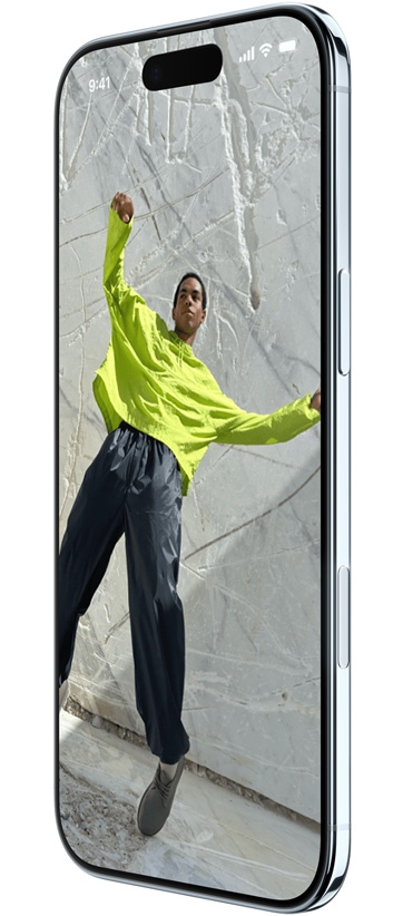 iPhone Air, μπροστινή εξωτερική όψη, πλαΐνή εξωτερική όψη, με Χάρτες, Μουσική και apps Apple TV+, και δείχνει τη λειτουργία Εναλλαγή εφαρμογών σε χρήση