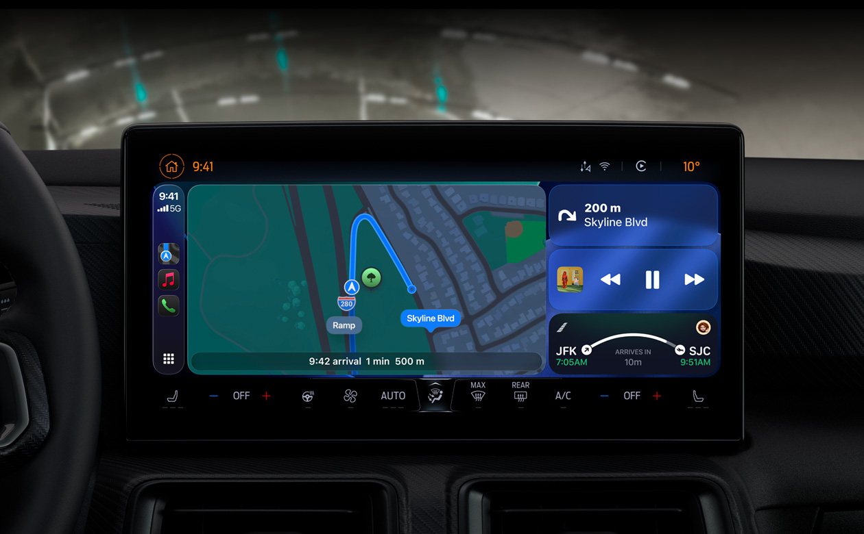 車內的 CarPlay 正顯示地圖 app 的路線指示、Apple Music、航班資訊及小工具