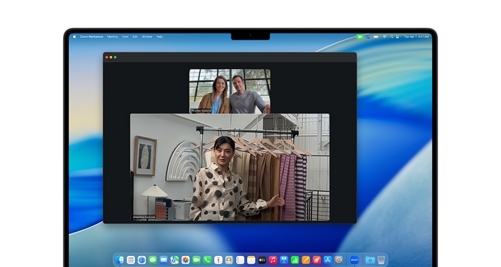 Egy 16 hüvelykes MacBook Pro kijelzőjén egy folyamatban lévő Zoom-hívás látható.