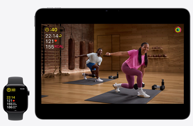 Apple Watch che registra un allenamento, iPad che mostra una lezione di fitness