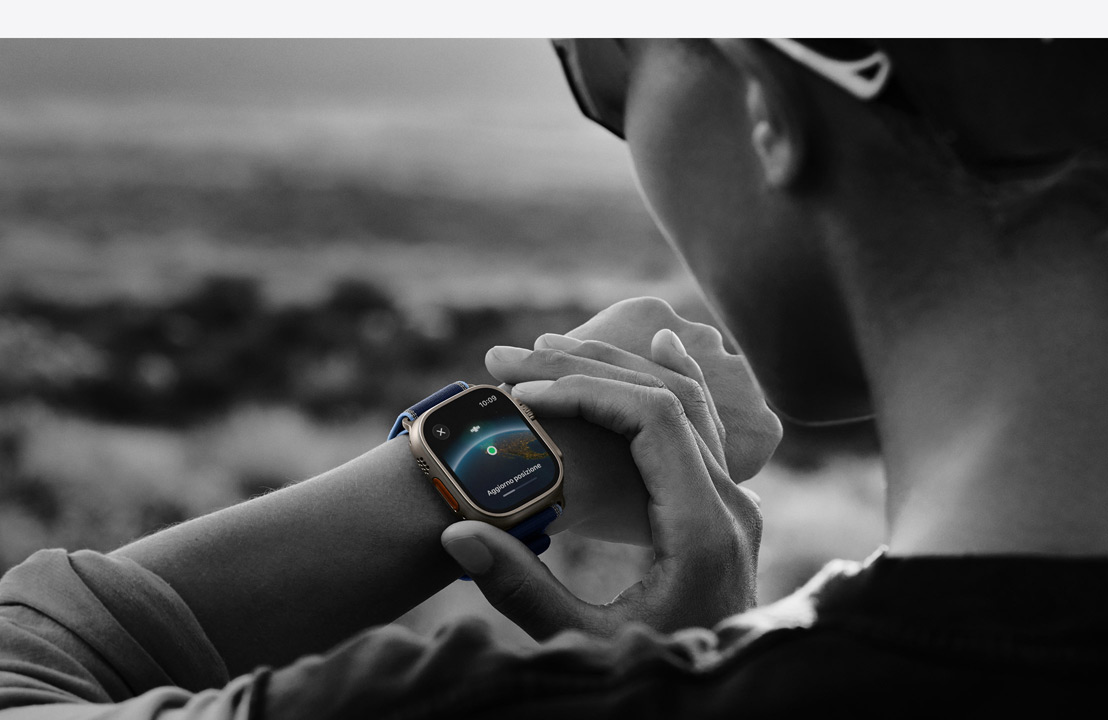 Una persona che comunica via satellite tramite Apple Watch Ultra 3 mentre fa trekking