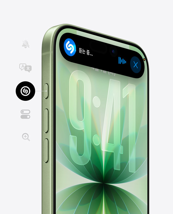 세이지 마감 iPhone 17의 Ceramic Shield를 갖춘 앞면에 Shazam 사용 화면이 표시된 Dynamic Island가 보이고, 옆면에는 동작 버튼 및 음량 버튼이 보이는 모습