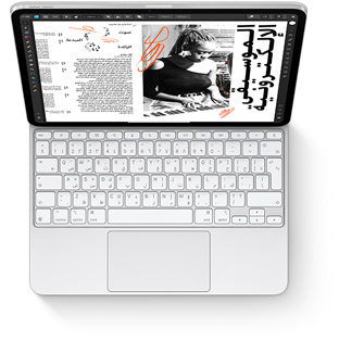 صورة من أعلى إلى أسفل لجهاز iPad&nbsp;Pro مع لوحة مفاتيح ماجيك لجهاز iPad&nbsp;Pro باللون الأبيض.