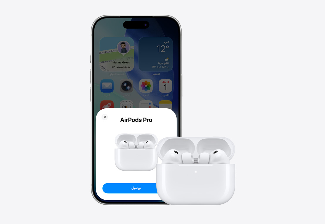 الجزء الأمامي الخارجي لجهاز iPhone، نافذة منبثقة على الشاشة لاتصال AirPod‏، AirPods في علبة مفتوحة بجانب جهاز iPhone‏