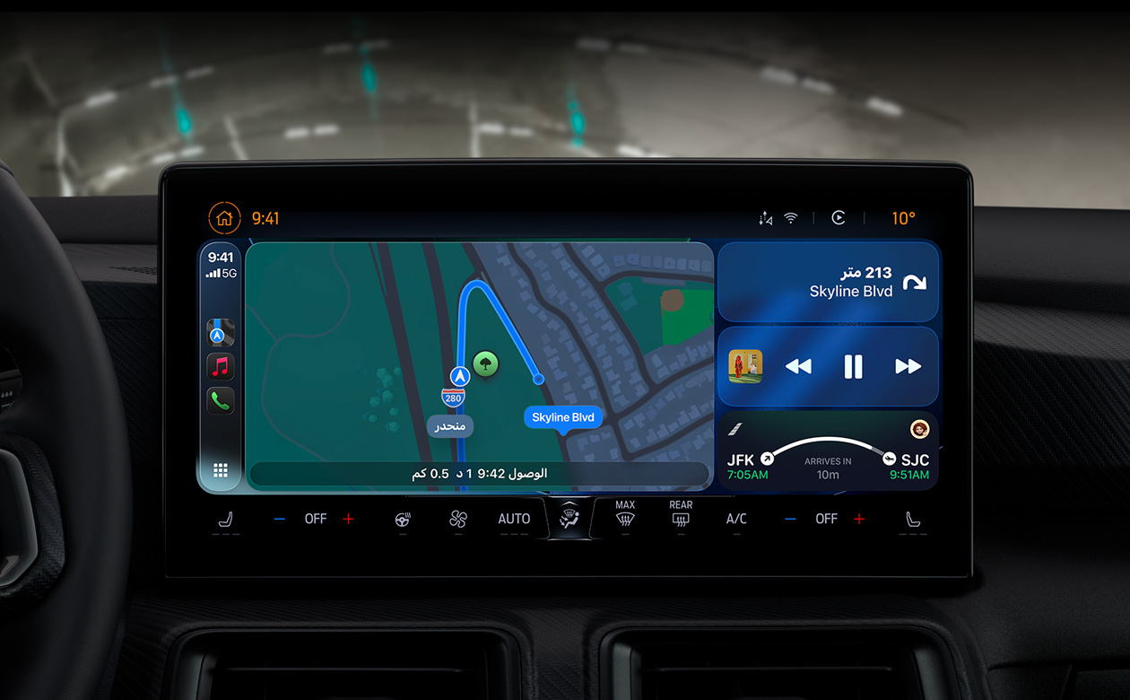 ميزة كاربلاي في سيارة تعرض الاتجاهات في تطبيق الخرائط، ويظهر تطبيق Apple Music، ومعلومات الرحلة، والأدوات