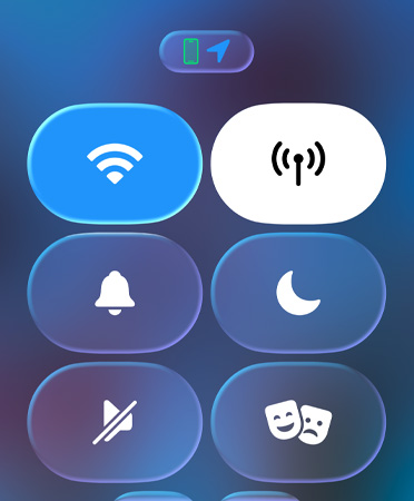 أيقونات مركز التحكم بتصميم شبه شفاف، بما في ذلك نمط عدم الإزعاج ونمط السينما، تعكس الخلفية المضببة