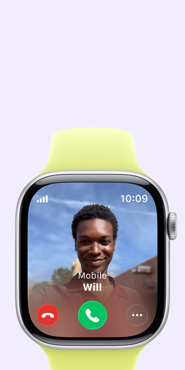 Apple Watch Series 11，太空灰鋁金屬錶殼，配搭霓虹黃色運動錶帶，螢幕顯示來電、聯絡人相片，以及接聽和拒絕來電按鈕；右側外觀、數碼錶冠