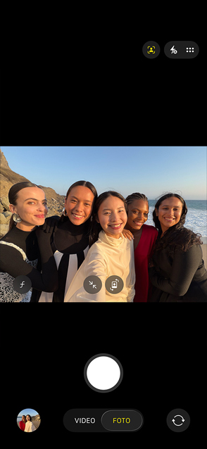 Parte frontal de un iPhone Air que muestra una selfie grupal con la funcionalidad Center Stage para fotos