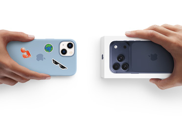 Una mano sostiene un iPhone 13 en una funda de silicón con stickers en la parte posterior y, al lado, una mano sostiene una caja con un nuevo iPhone 17 para hacer el canje
