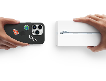 Una mano sostiene un iPhone 13 en una funda de silicón con stickers en la parte posterior y, al lado, una mano sostiene una caja con un nuevo iPhone 17 para hacer el canje