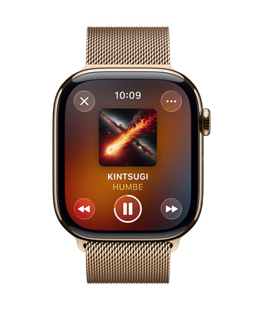 Apple Watch de titanio color oro con una correa estilo milanés, en cuya pantalla se ve la reproducción de una canción en Apple Music, así como el diseño translúcido de los controles en Liquid Glass