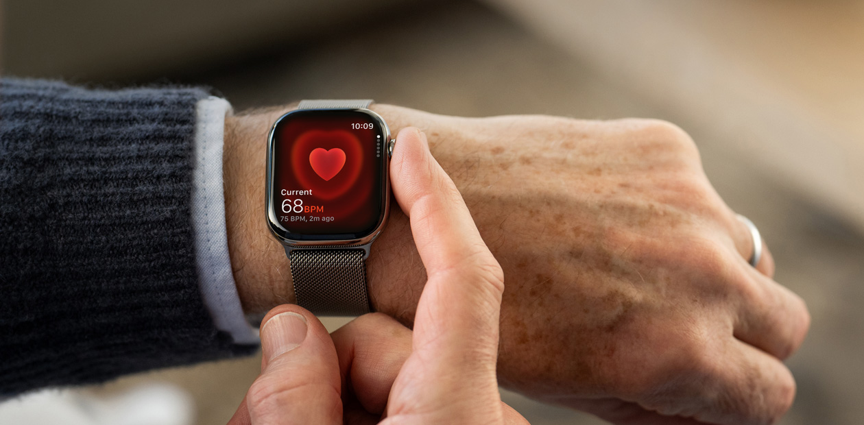 A person takes an ECG with the ECG app on Apple Watch.