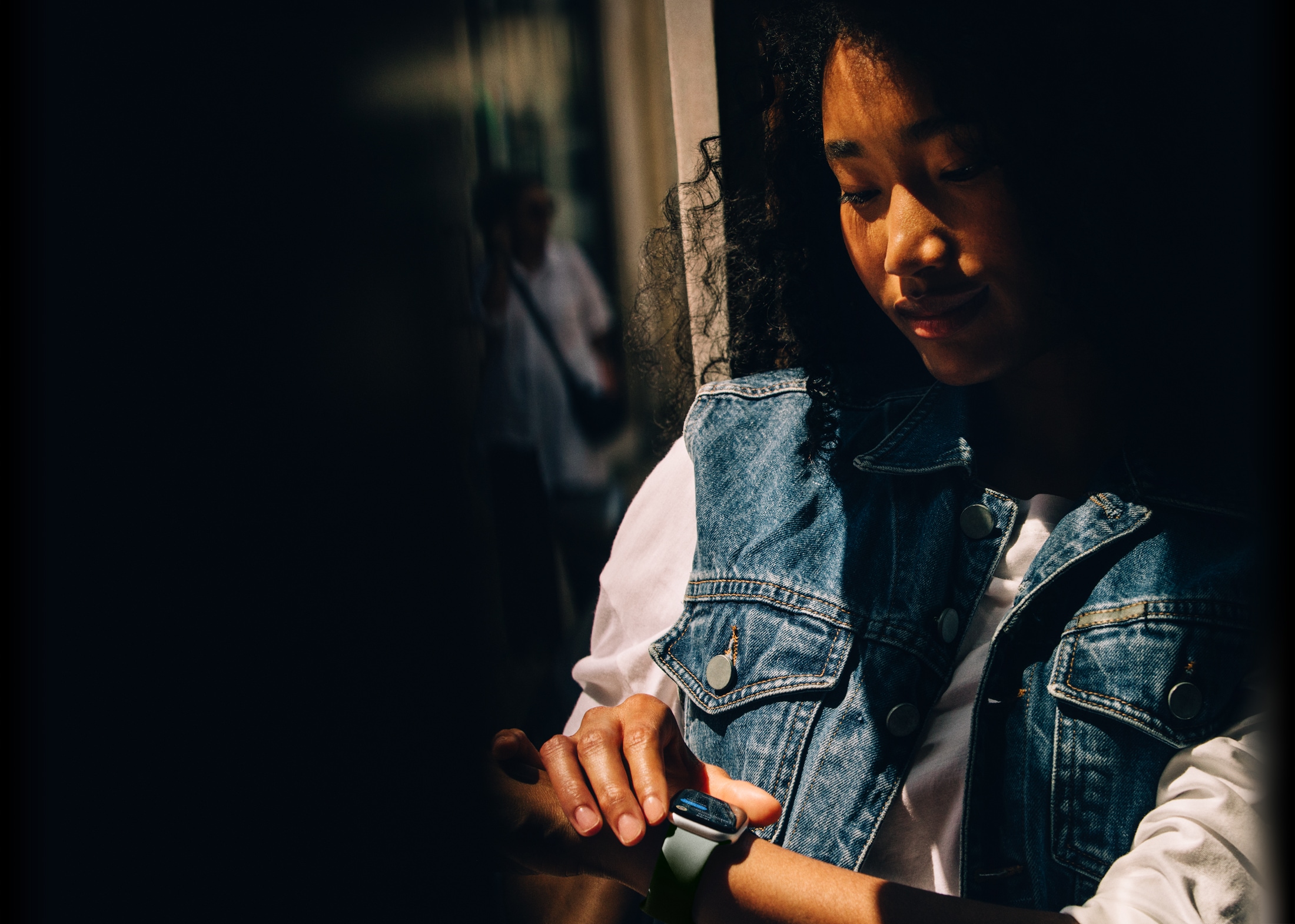 Osoba odczytująca Wiadomości na Apple Watch Series 11