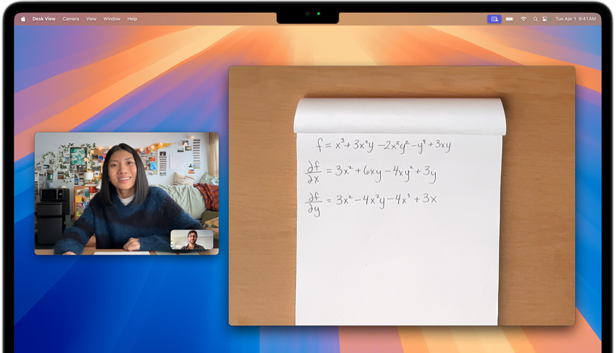 Videhovor s použitím funkcie Pohľad na stôl. Okrem užívateľa vidíme aj jeho pracovný priestor.