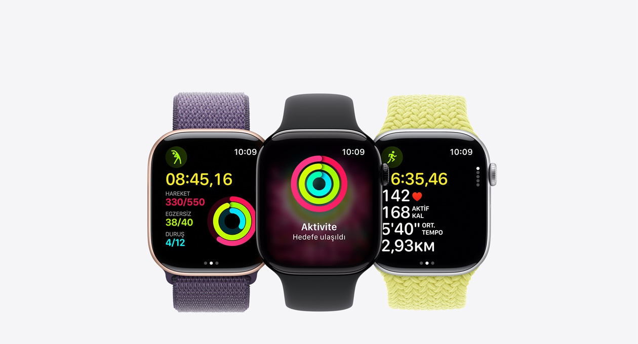 Apple Watch Series 11 aygıtları, alüminyum kasa, roze altın, parlak simsiyah ve gümüş renklerde, ekranda: yoga, aktivite halkaları, koşu, mor Spor Loop, siyah Spor Kordon, sarı Örgü Solo Loop