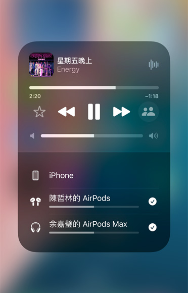 螢幕截圖顯示兩副不同的 AirPods 播放 Apple Music 上的同一首歌