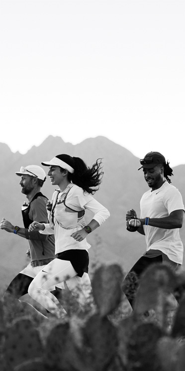 三名跑者在沙漠上越野跑，並使用 Apple Watch Ultra 3 追蹤體能訓練