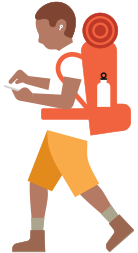 شخص يحمل على ظهره حقيبة خاصة بالرحلات الطويلة ويضع في أذنه وسيلة مساعدة للسمع وينظر نحو الأسفل إلى جهاز iPhone في يده