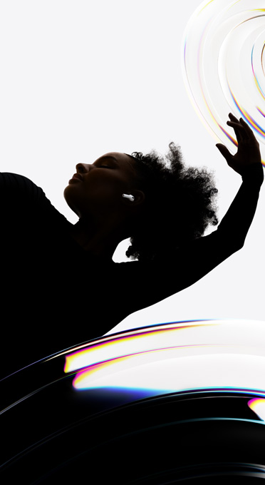 AirPods Pro 3, поставени в ухото на танцьор, докато той се наслаждава на hands-free слушане