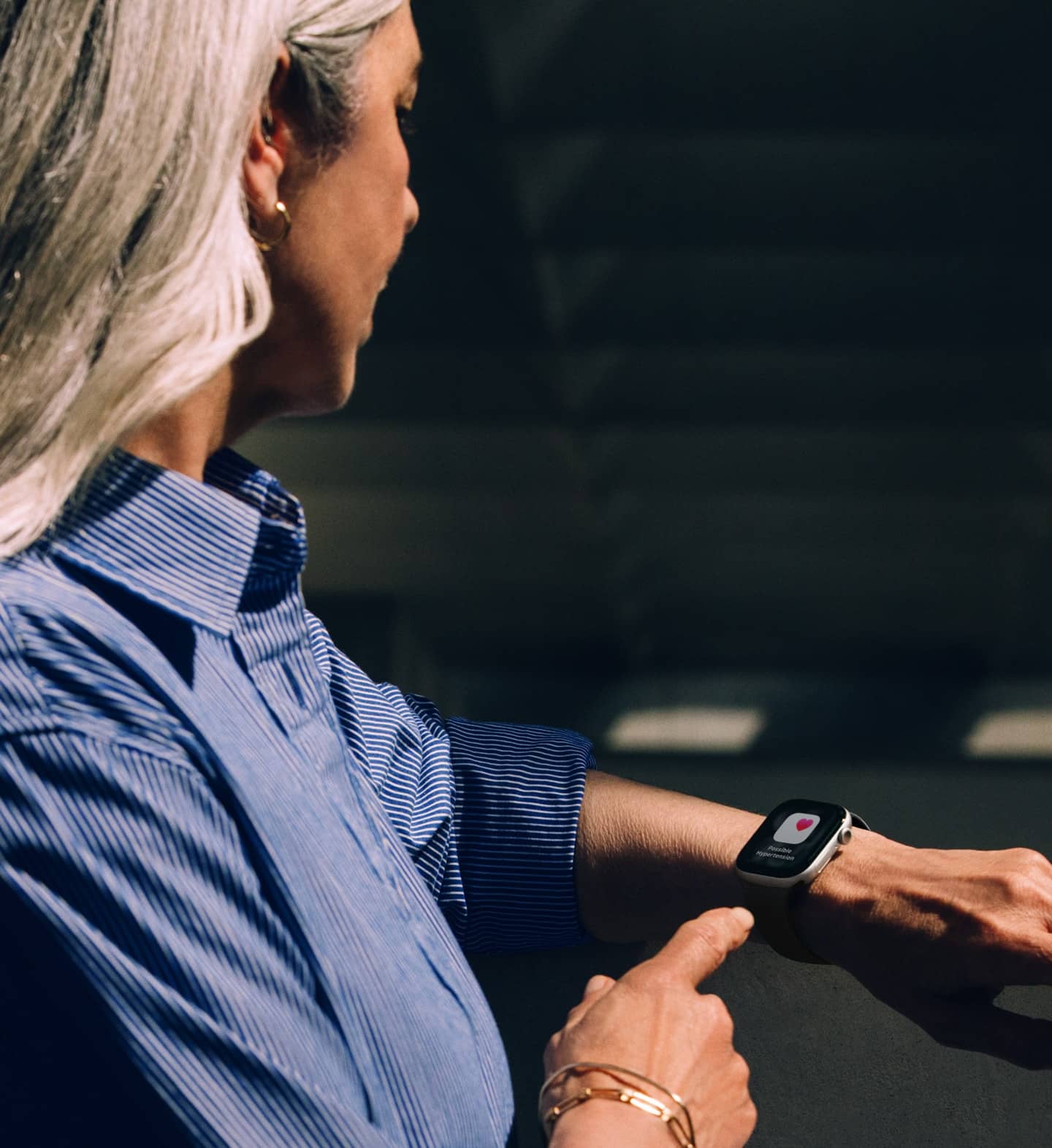 Pessoa a ver uma notificação de possível hipertensão no Apple Watch Series 11
