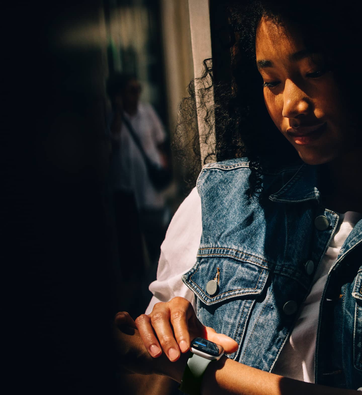 Pessoa a consultar as Mensagens no Apple Watch Series 11