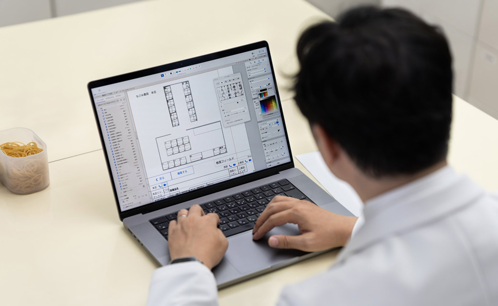 Watanabe, personelin karmaşık reçeteli ilaç envanterlerini yönetmesi için özel bir dijital sistem oluşturdu.