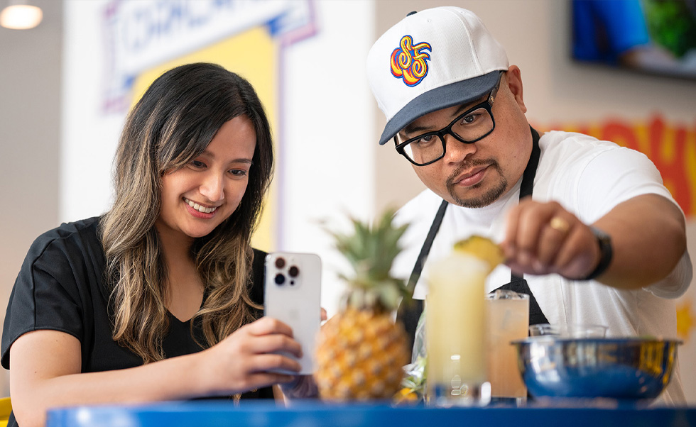 Çalışanlar, iPhone ile ilgi çekici içerikler oluşturuyor ve bunları müşterileriyle paylaşıyor.