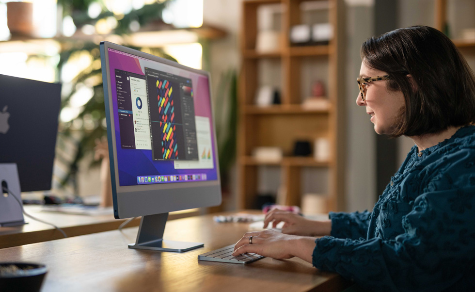 Bir tasarımcı Mac’i kullanarak kişiye özel tasarımlar yapıyor.