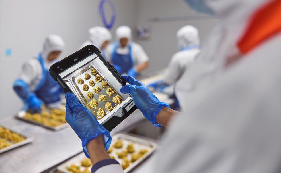 Työntekijä varmistaa laadunvalvonnan iPadilla.