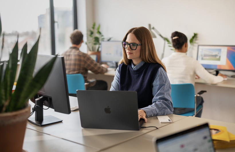 Hello Vetin markkinointitiimi käyttää MacBook Prota luomiseen ja yhteistyöhön.