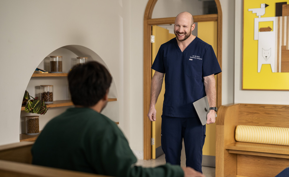 Lääkärit voivat helposti siirtyä asiakkaiden tietojen välillä käyttämällä kevyttä ja tehokasta MacBook Airia.