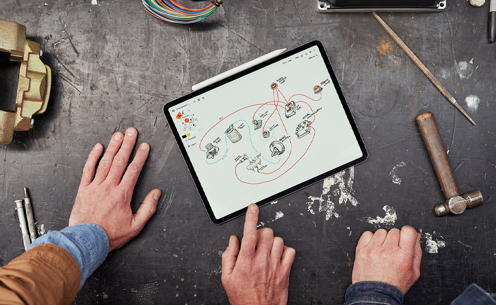Tiimi hyödyntää iPhonea, iPadia ja Apple Penciliä ajoneuvojen skannaamiseen, tunnelmataulujen luomiseen ja 3D-mallien suunnittelemiseen.