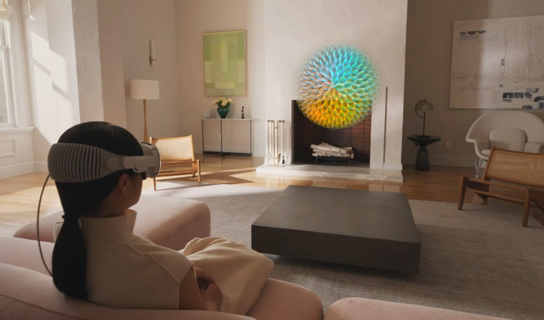 Une personne suit une séance de méditation guidée dans l’app Pleine conscience sur l’Apple Vision Pro